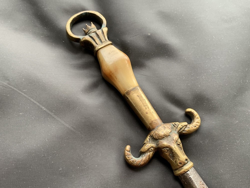 Испанский стилет c крестовиной в виде головы быка