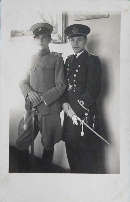 Офицер с морским кортиком Югославии офицерским образца 1939 года