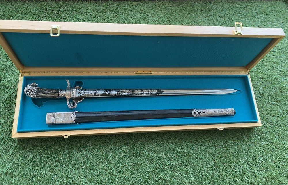 Современная работа Охотничий кинжал в коробке