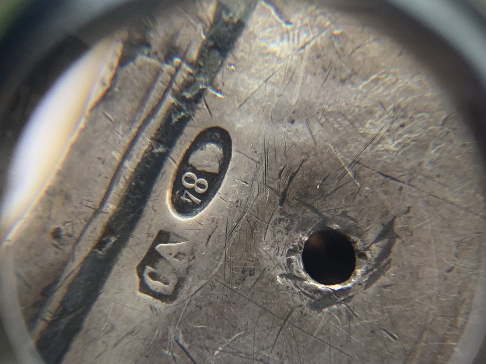 Государственное пробирное клеймо в виде женской головы в кокошнике в профиль, направленной вправо и проба 84, а также инициалы «СА».