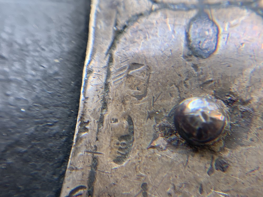 Государственное пробирное клеймо в виде женской головы в кокошнике в профиль, направленной вправо и проба 84, а также инициалы «СА».