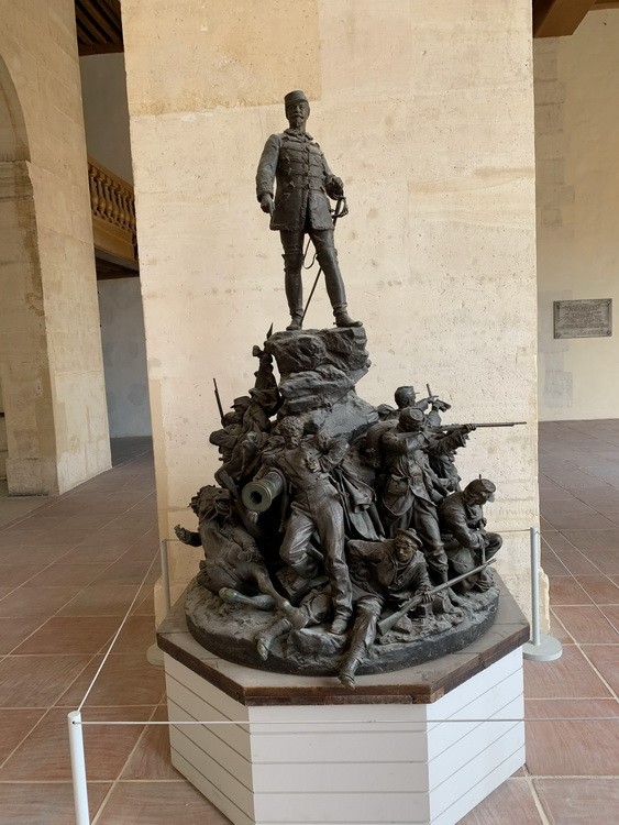 Античні військові статуї зі зброєю