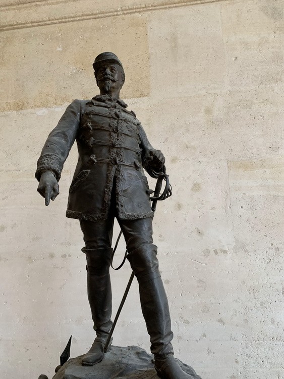 Античні військові статуї зі зброєю