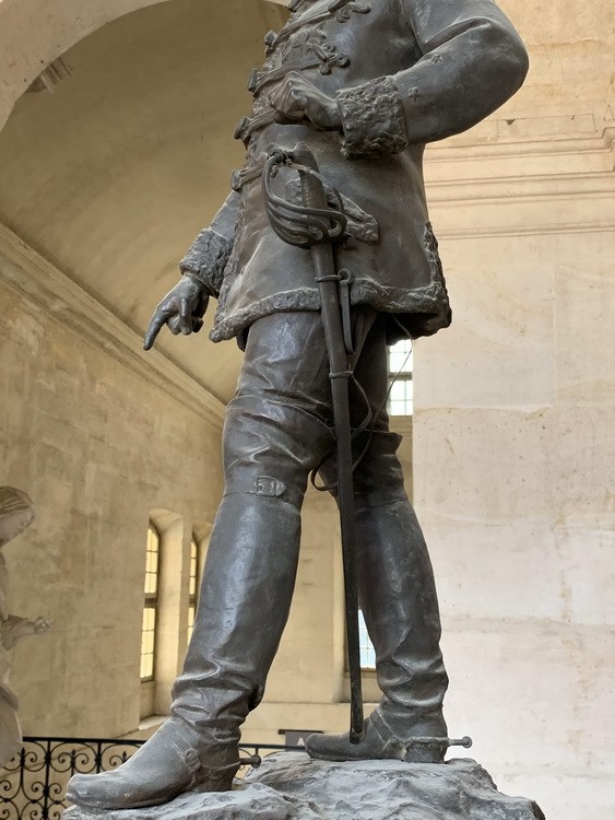 Антична бронзова статуя з шаблею 