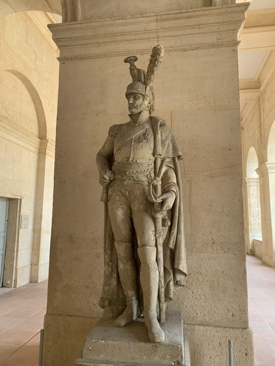 Антична статуя військового зі зброєю 