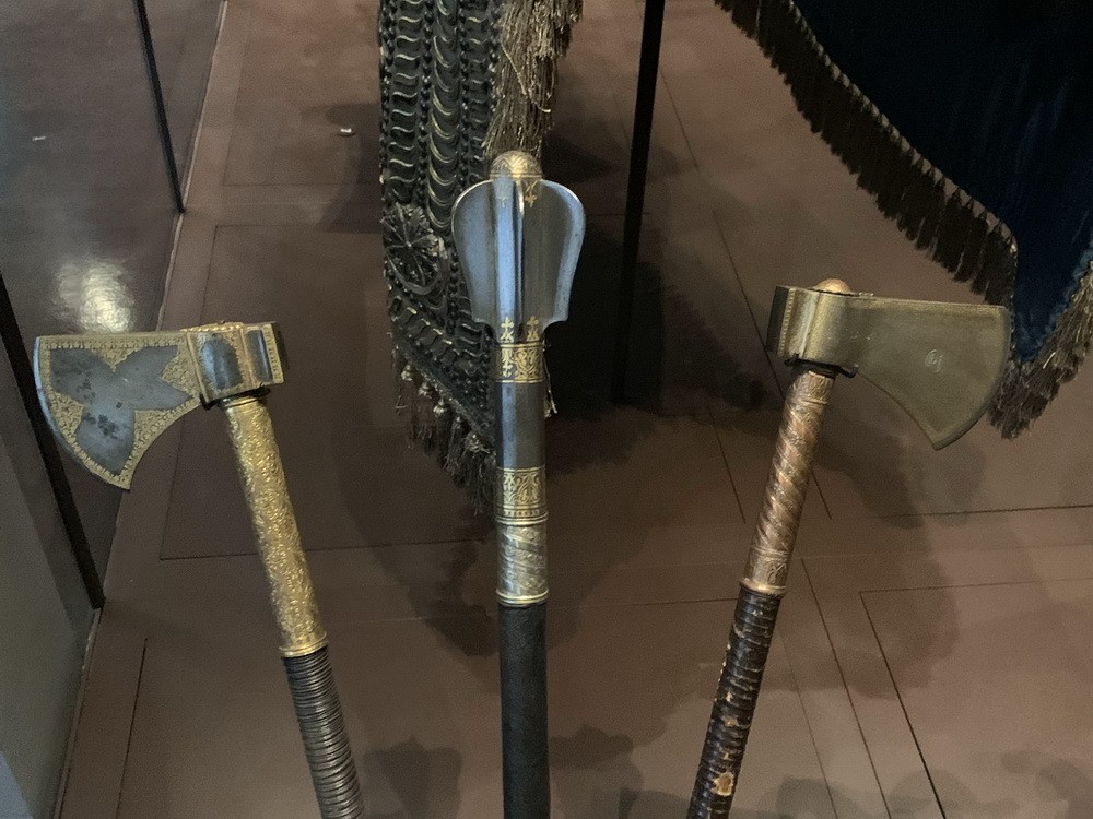 Рідкісні античні сокири і булави