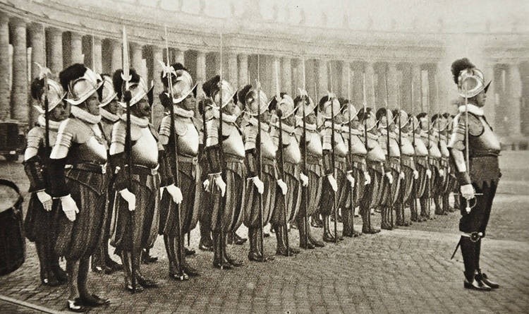 Швейцарская гвардия с глефами и алебардами (через одного). Фото времён Второй мировой войны