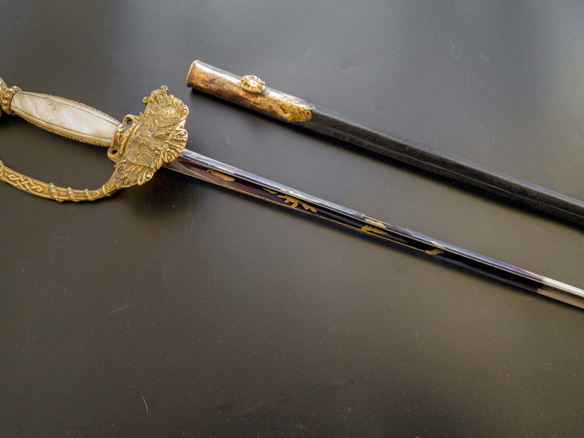 Травление и золочение и синение на французской шпаге