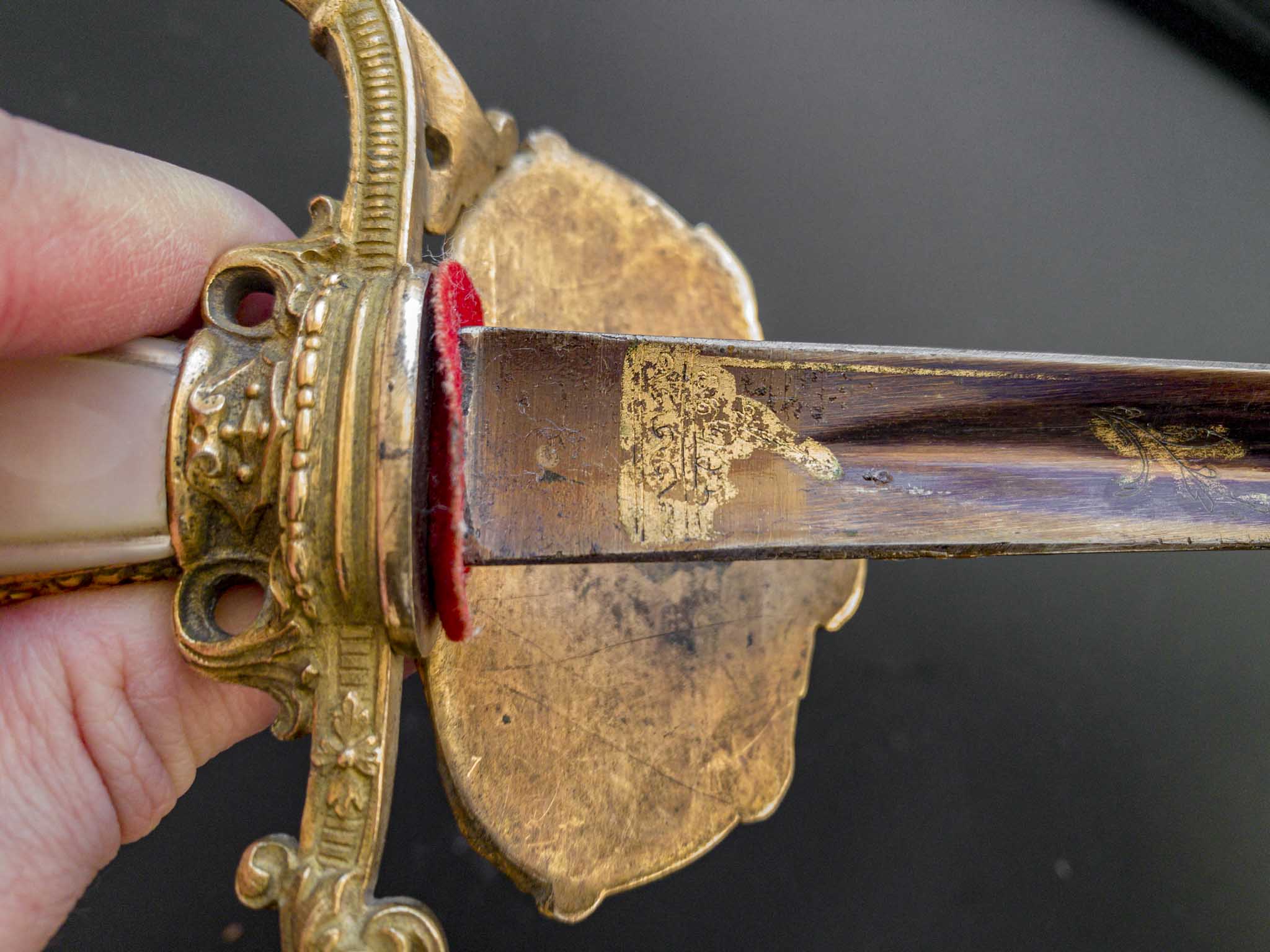 Травление и золочение и синение на французской шпаге