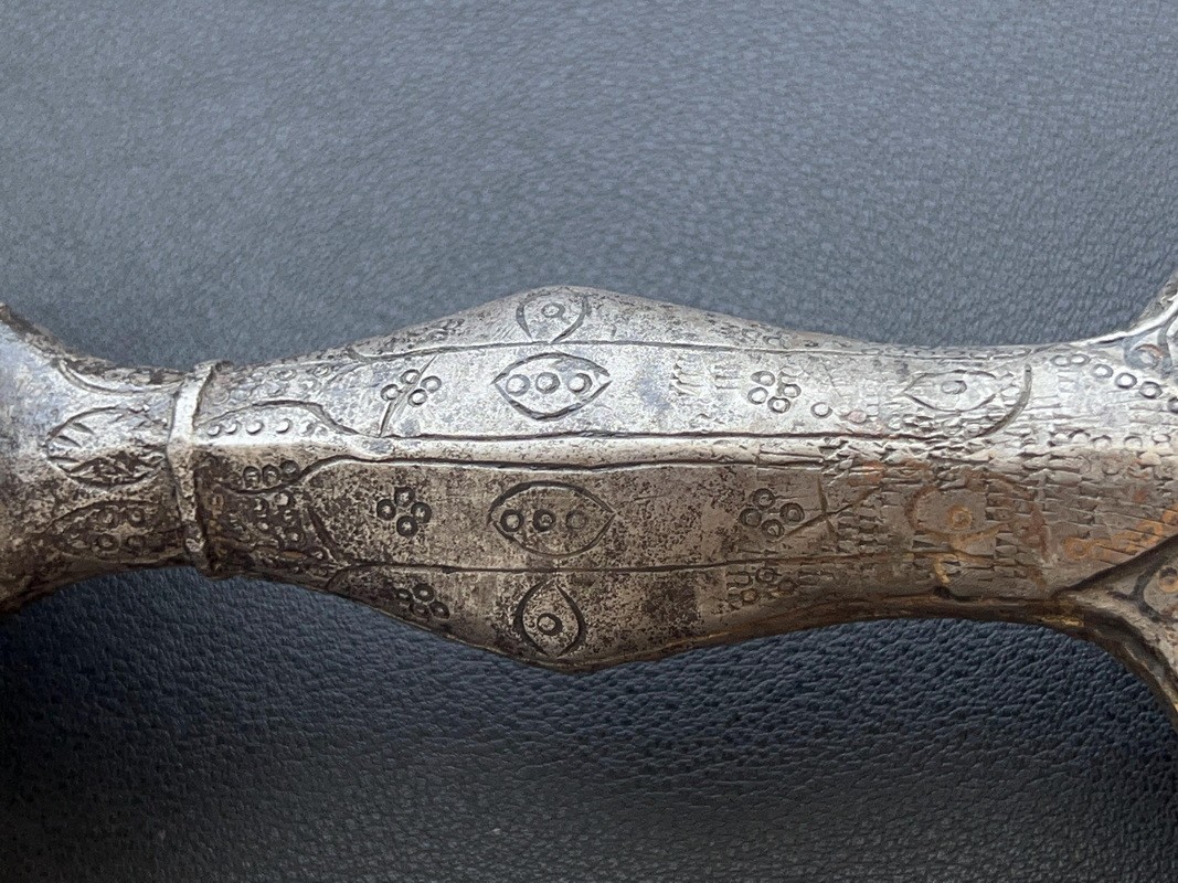 Афганский Пульвар с металлической рукояткой и выгравированными изображениями