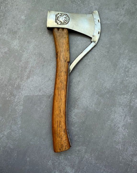 Небольшой топор типа томагавк с гравировкой