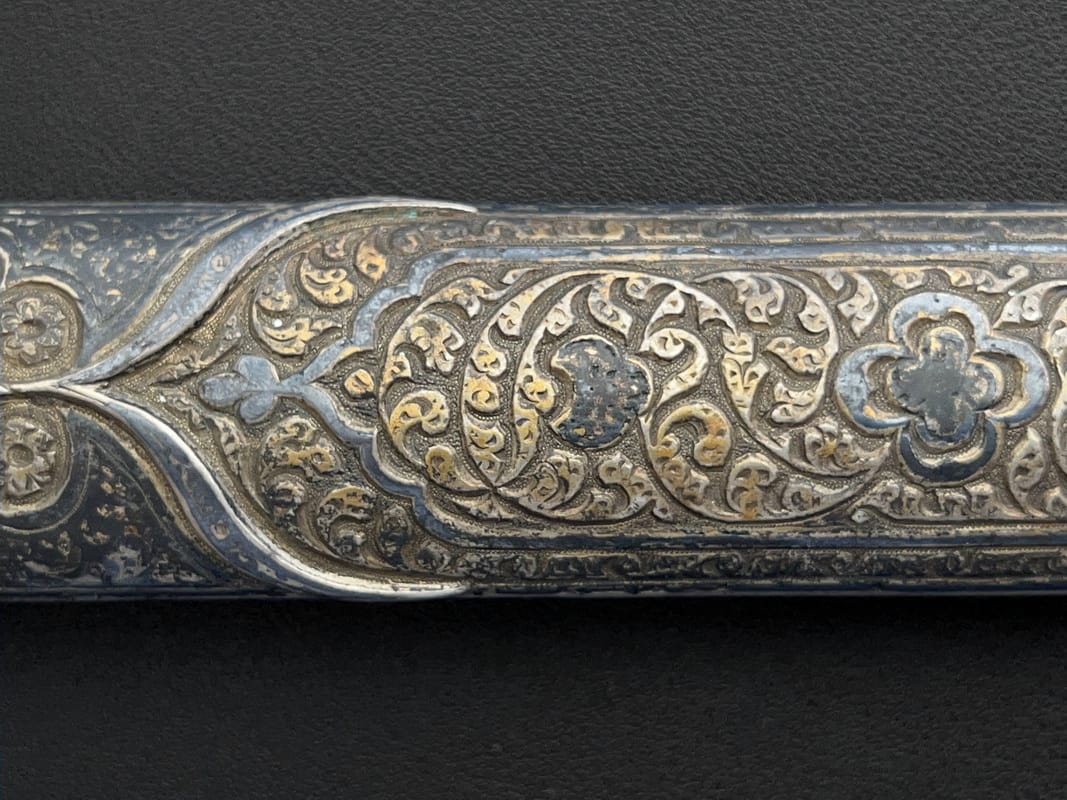 Кавказский кинжал в серебряной оправе с надписью на ножнах, изготовленный мастером из Вайнахи