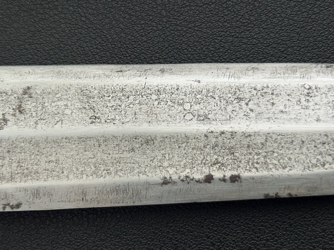 Кавказский кинжал в серебряной оправе с надписью на ножнах, изготовленный мастером из Вайнахи