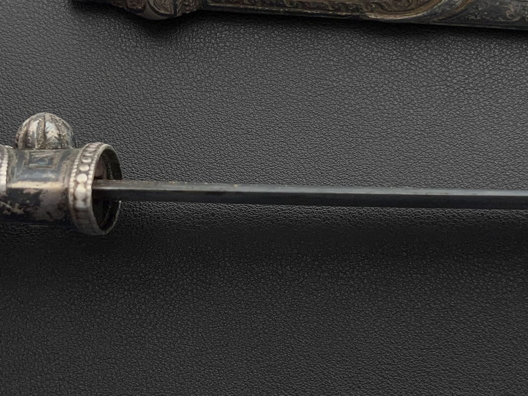 Кавказский кинжал в серебряной оправе с надписью на ножнах, изготовленный мастером из Вайнахи