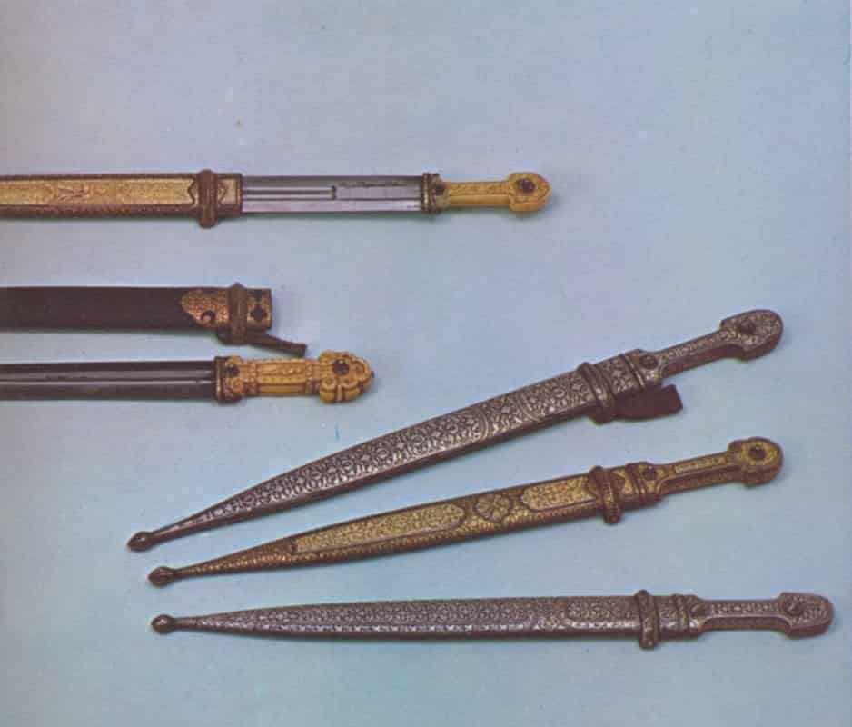 Кинжал в серебряной оправе с надписью на ножнах, изготовленный мастером из Вайнахи