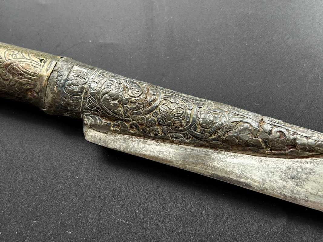 Ятаган с ростковым орнаментом и военной арматурой, 19 век